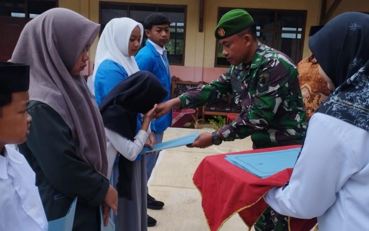 Sertu Sholeh memberikan santunan untuk siswa 