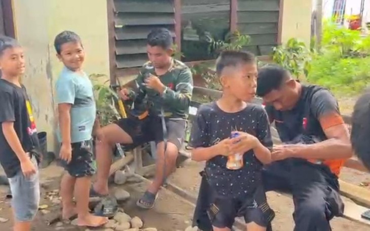 Brimob Polri Laksanakan Trauma Healing Anak Terdampak Bencana di Kabupaten Agam