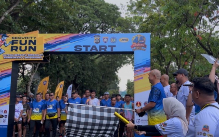 Dirbinmas Polda Bali Kombes Pol Suwandi melepas peserta Security Fun Run, Minggu (4/1)