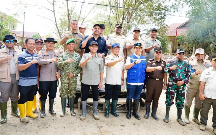 Mendagri saat memimpin apel pembukaan Tim Satuan Tugas (Satgas) Kementerian Dalam Negeri (Kemendagri) di Kompleks Perkantoran Kabupaten Aceh Tamiang, Senin (5/1/2026)