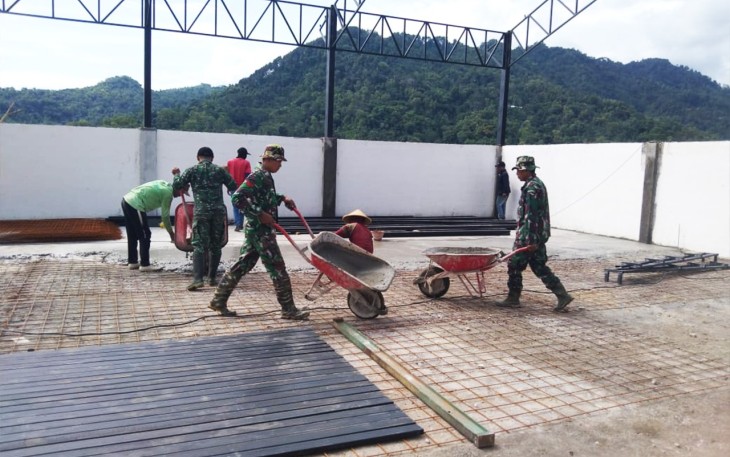 Gotong Royong TNI dan Warga Bangun Koperasi Desa Merah Putih di Trenggalek