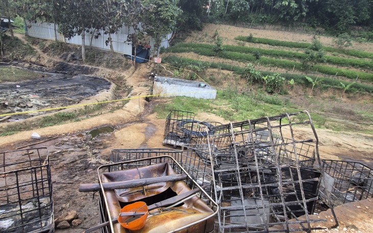 Puluhan bul kapasitas 1000 liter yang berisi minyak mentah dari sumur minyak tua illegal di Desa Gandu hangus terbakar