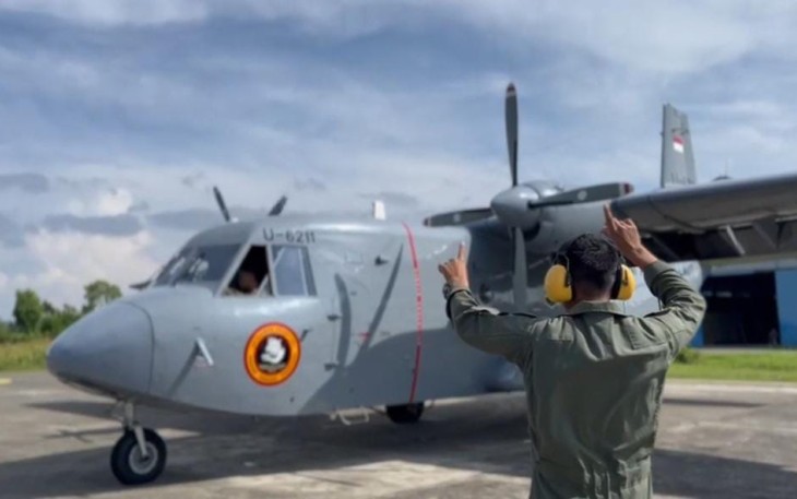 TNI AL Salurkan Bantuan Beras Melalui Udara untuk Korban Bencana di Gayo Lues 