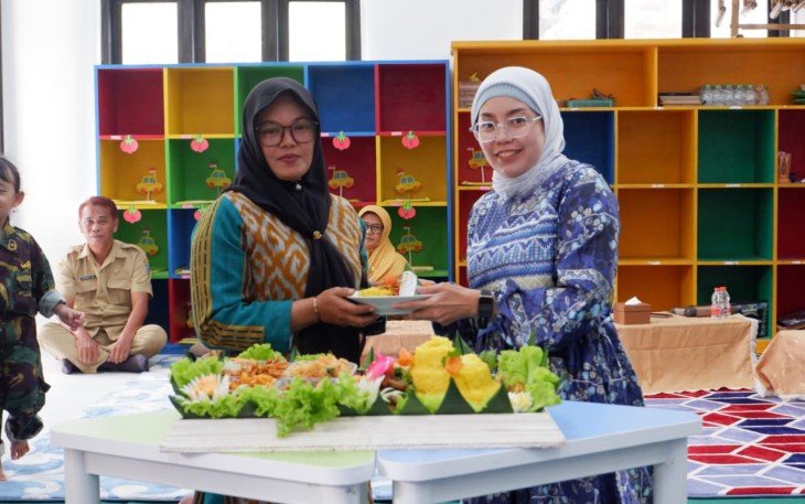 Ketua Persit KCK Cab.XV Kodim 0801/Pacitan ibu Ajeng Musahirul saat memberikan tumpeng syukuran 