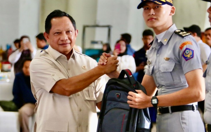 Mendagri Tito Karnavian melepas taruna KKP bantu wilayah terdampak bencana, Jakarta, Rabu (14/1)