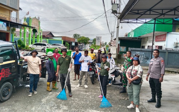 Ciptakan Lingkungan Yang Bersih, Babinsa Koramil Kota Ajak Warga Bersihkan Sampah