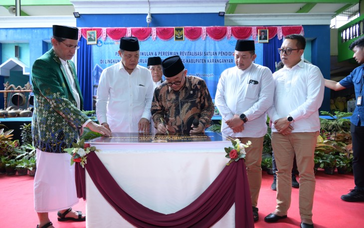 Mendikdasmen RI, Abdul Mu'ti, menandatangani prasasti peresmian proyek revitalisasi massal satuan pendidikan di bawah naungan Perguruan Muhammadiyah se-Kabupaten Karanganyar, Jumat (16/1/2026)