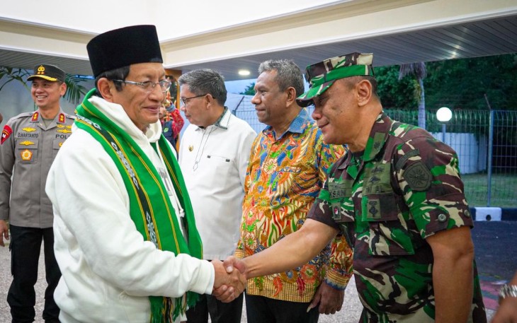 Asintel Dankodaeral IX Kolonel Laut (KH) Nur Ikhsan Hidayat saat menyambut Menang Nasaruddin Umar di bandara Pattimura Kota Ambon, Jum'at (16/1)