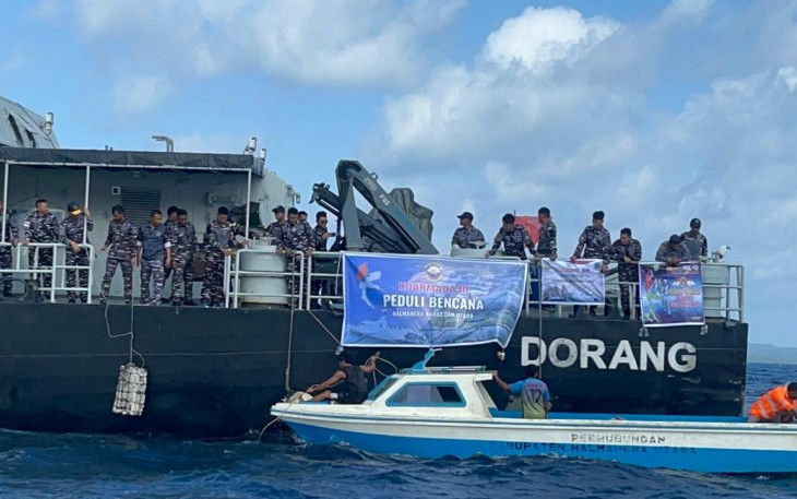 KRI Dorang-874 bantu salurkan bantuan korban banjir di Halmahera 