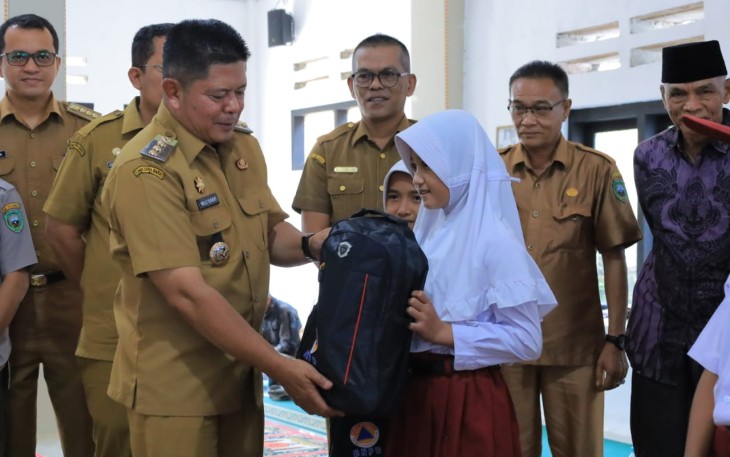 Bupati Welly Serahkan Bantuan Sekolah untuk SD 12 Koto Kaciak