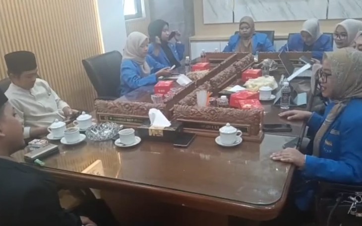 Ketua Fraksi NasDem Ra Nasih Aschal dan Sekretaris Fraksi NasDem Deni Prasetya menerima delegasi Kopri PMII Jatim di ruang Fraksi NasDem DPRD Jatim