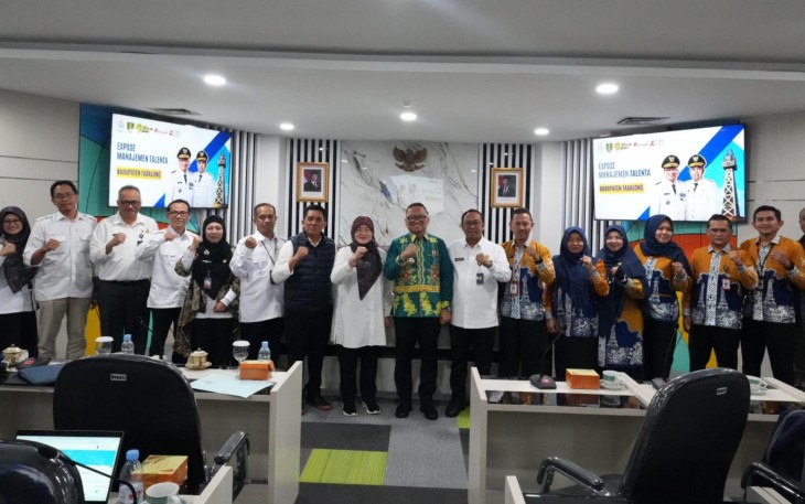 Bupati Tabalong Muhammad Noor Rifani foto bersama BKN