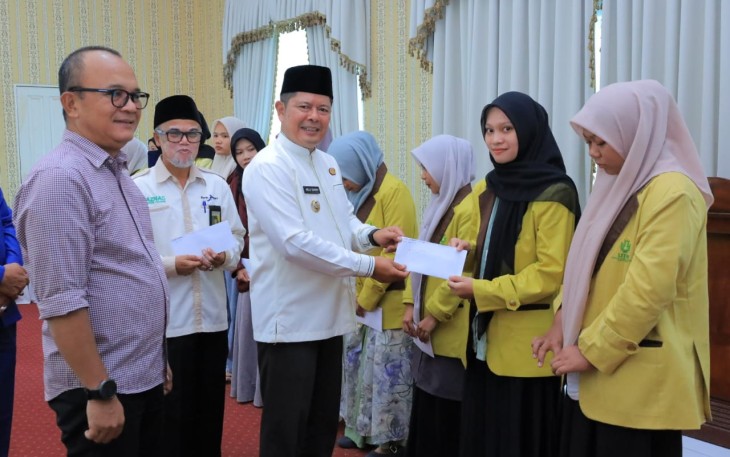 Bupati Welly Bagikan 426 Beasiswa Untuk Mahasiswa Pasaman