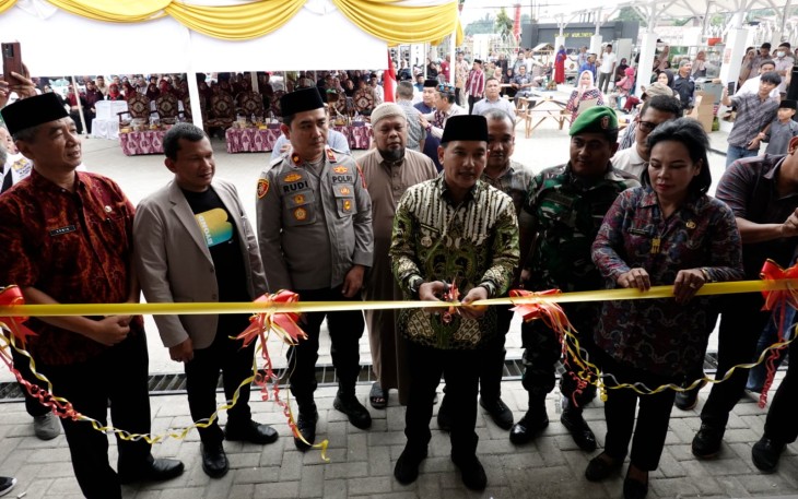 Wali Kota Tebing Tinggi, H. Iman Irdian Saragih, meresmikan Pusat Kuliner Masjid Agung yang berlokasi di Jalan KL Yos Sudarso, Jumat (30/01/2026) 