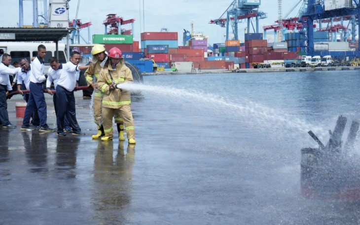 Latihan PMK prajurit Satkolinlamil 1 di dermaga Kolinlamil Jakarta, Selasa (3/2)