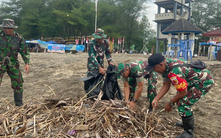 Peduli Kebersihan Pantai, Sinergi TNI Polri, Pemkab Pacitan Serta FPPA Dalam Rangka Hari Pers Nasional