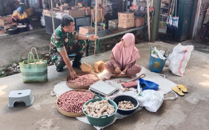 Monitoring harga di pasar tradisional wilayah desa binaan 