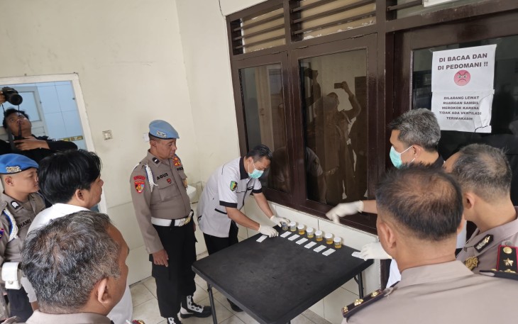Polres Madiun Gelar Test Urine Bagi PJU dan Kapolsek, Wujudkan Zero Narkoba