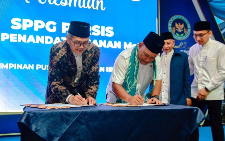 Kepala BGN Dadan Hindayana saat menandatangani peresmian SPPG Persis di Bandung, Senin (23/2)