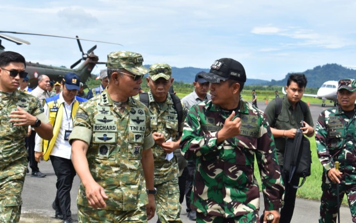 Danrem 023/KS Kolonel Inf Iwan Budiarso saat menyambut kedatangan Kasum TNI di Tapanuli Tengah, Kamis (26/2)