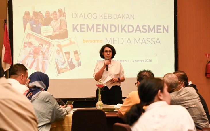 Sekjen Kemendikdasmen, Suharti memberikan pemaparan dihadapan awak media di meeting room Hotel Santika Premiere Bintaro, Selasa (2/3)