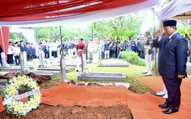 Presiden Prabowo Subianto saat Pimpin Upacara Pemakaman Try Sutrisno, Wakil Presiden ke-6 Republik Indonesia di Taman Makam Pahlawan Nasional Utama (TMPNU) Kalibata, Jakarta, pada Senin (02/03/2026).