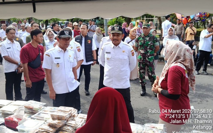 Kasdim 0805/Ngawi Besama Forkopimda Hadiri Gerakan Pasar Murah, Bantu Stabilkan Harga Jelang Idul Fitri 2026