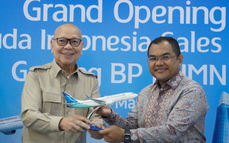 Dirut Garuda Indonesia Glenny Kairupan memberikan cenderamata, Kamis (5/3)