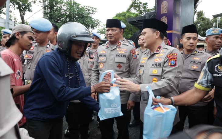 Kapolda Jatim Irjen Pol Nanang Avianto bersama Wakapolda Brigjen Pol Pasma Royce membagikan takjil gratis, Kamis (5/3)