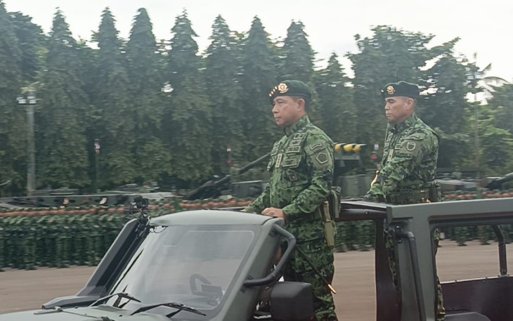 Panglima TNI Jenderal Agus Subiyanto inspeksi pasukan dalam peringatan HUT Ke-65 Kostrad di Madivif 1 Kostrad Cilodong, Depok, Jum'at (6/3)