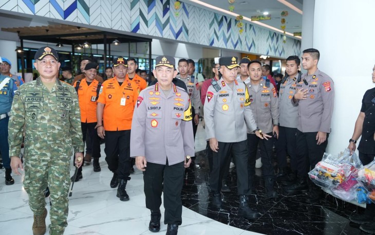 Panglima TNI Bersama Kapolri saat Tinjau Fasilitas Pelabuhan Merak di Dermaga Eksekutif Pelabuhan ASDP Merak, Banten, Jumat (13/3/2026).