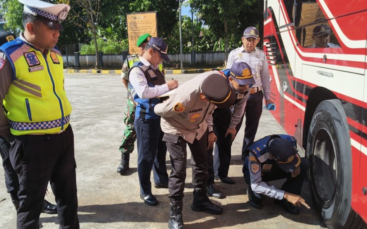 Patroli pengamanan mudik lebaran di terminal bus Kabupaten Pacitan 