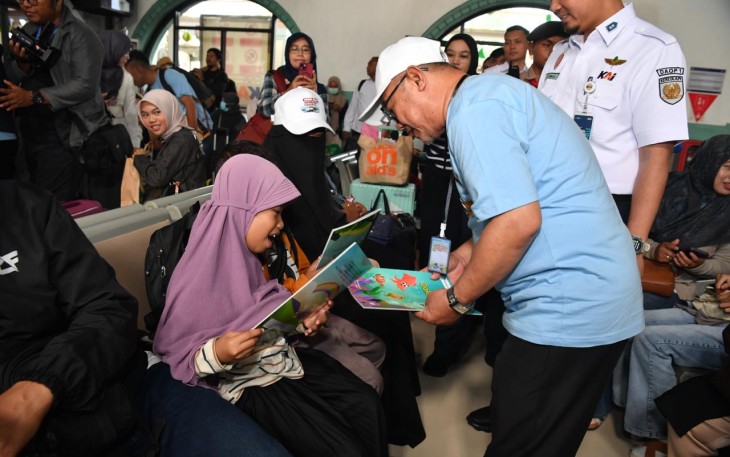 Mendikdasmen Abdul Mu'ti saat memberikan buku bacaan