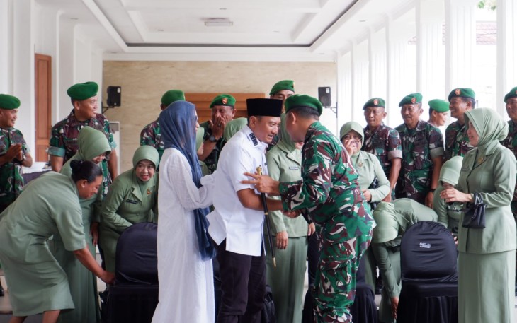 Dandim 0801/Pacitan Letkol Arh Imam Musahirul saat halalbihalal bersama Bupati 