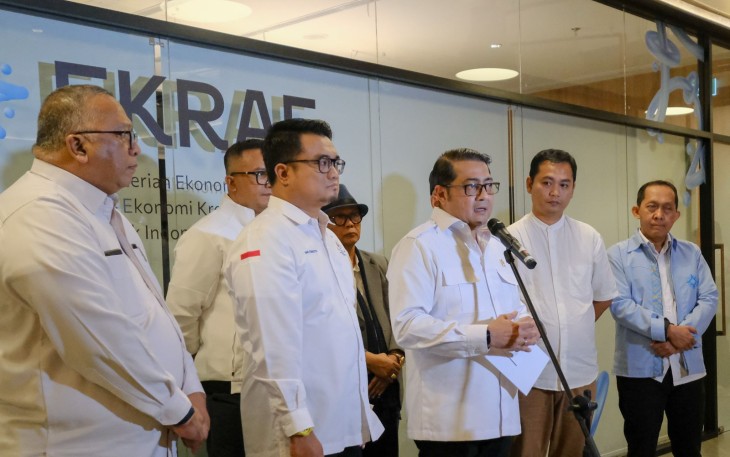 Menteri Ekraf, Teuku Riefky Harsya, dalam konferensi pers bersama asosiasi pegiat ekraf di Kantor Kementerian Ekraf, Jakarta, Senin (30/3)