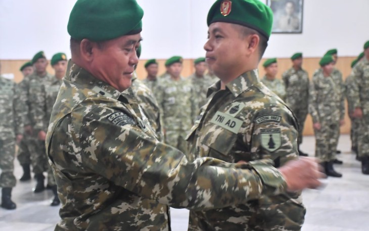Kasdim 0803/Madiun Mayor Inf Suwandi menyematkan pangkat baru anggota, Rabu (1/4)