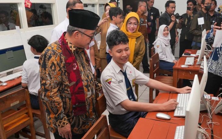 Mendikdasmen Abdul Mu'ti berdialog dengan siswa