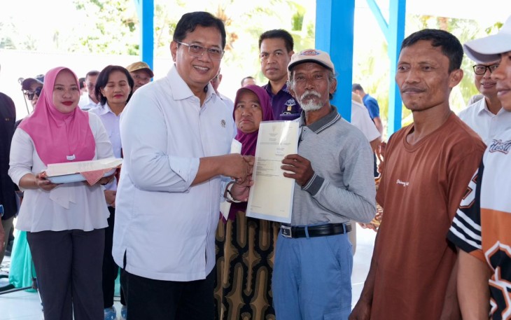 Wamen Viva Yoga menyerahkan SHM transmigran di Kabupaten Gorontalo, Rabu (8/4)