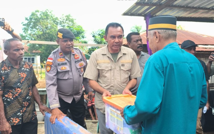 BPBD Kabupaten Flores Timur dan Tim gabungan mendistribusikan bantuan logistik dan peralatan bagi warga terdampak gempabumi di Pulau Adonara, Kecamatan Adonara Timur, Kabupaten Flores Timur, Nusa Tenggara Timur pada Kamis (9/4)