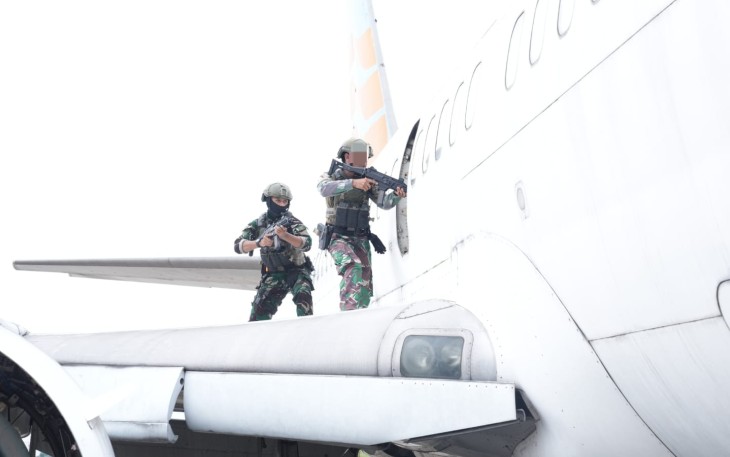 Prajurit Kopaska latihan pengamanan objek vital nasional