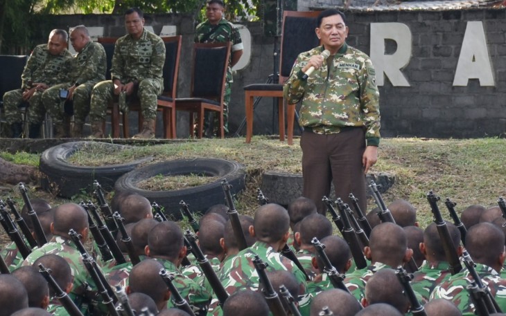 Menhan RI, Syafrie Samsoedin saat memberikan arahan kepada Siswa Tamtama pada kunjungannya ke Rindam XIII/Merdeka Bitung