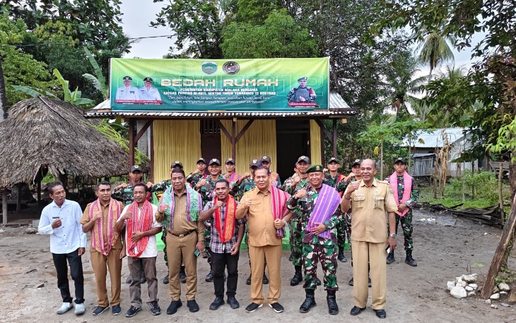 Yonarmed 12 Kostrad Tebar Manfaat di Perbatasan, Bedah Rumah Hadirkan Senyum untuk Warga