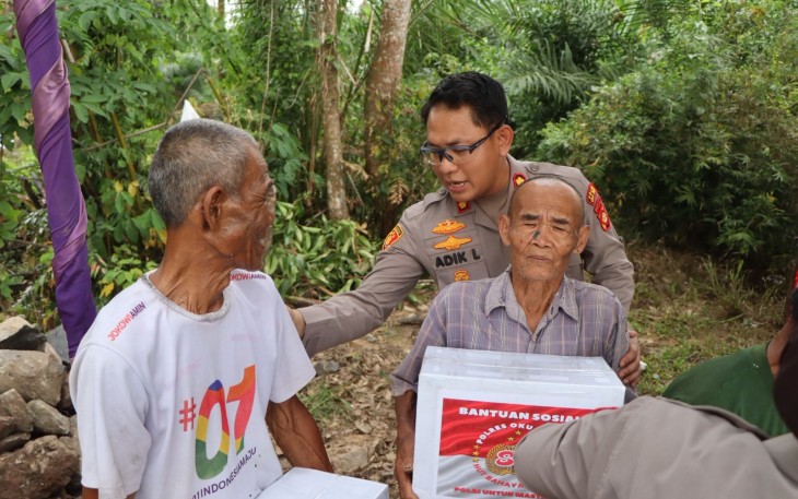 Kapolres OKU Timur Hadiri Ground Breaking Jembatan Merah Putih dan Salurkan Bansos di Desa Rawa Sari
