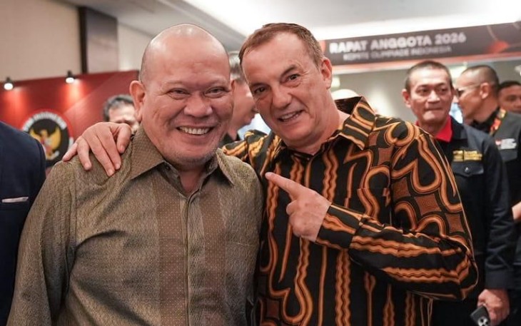 Ketua Umum PBMI AA LaNyalla Mahmud Mattalitti bersama Sekretaris Jenderal IFMA Stephan Fox dalam Rapat Anggota Komite Olahraga Indonesia (KOI) di Jakarta (9/5/2026)