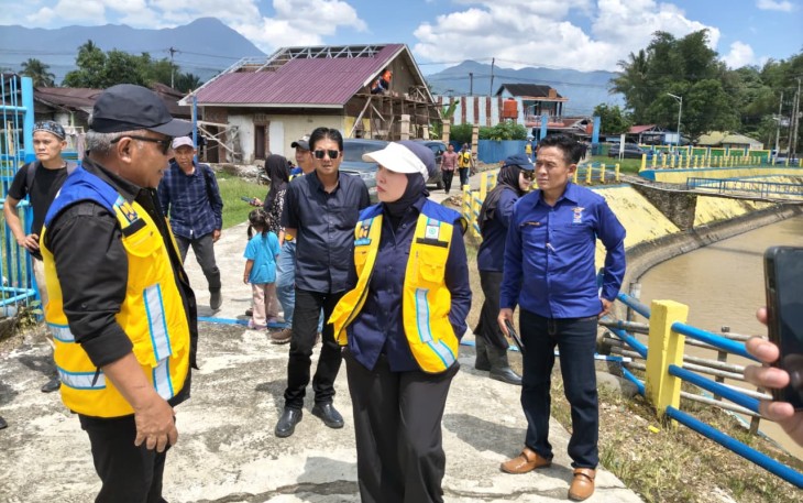 Ketua Komisi III DPRD Kabupaten Lebong dari Fraksi Partai NasDem, Alpi Haryono, SE dan Anggota Komisi V DPR RI Erna Sari Dewi saat turun kelapangan