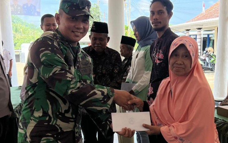 Pelda Arianto menyerahkan santunan