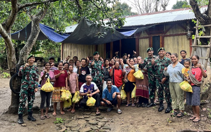 Yonarmed 12 Kostrad Berbagi di Perbatasan