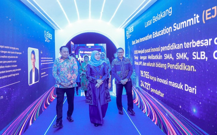 Gubernur Jawa Timur Khofifah Indar Parawansa hadir dalam Malam Penganugerahan Karya Inovasi Pendidikan Terbaik East Java Innovative Education Summit (EJIES) 2026 yang digelar di Legacy Ballroom Surabaya, Jumat (22/5)
