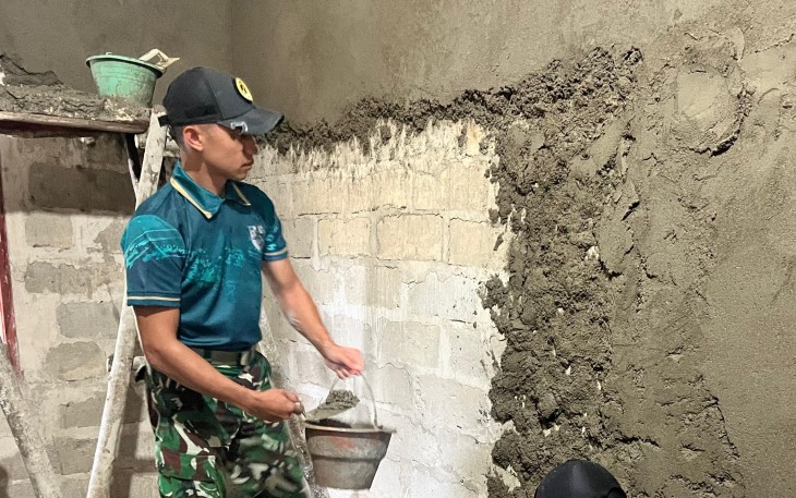 Yonarmed 12 Kostrad Wujudkan Kepedulian, Pos Fatuha Bantu Bangun Rumah Warga di Perbatasan