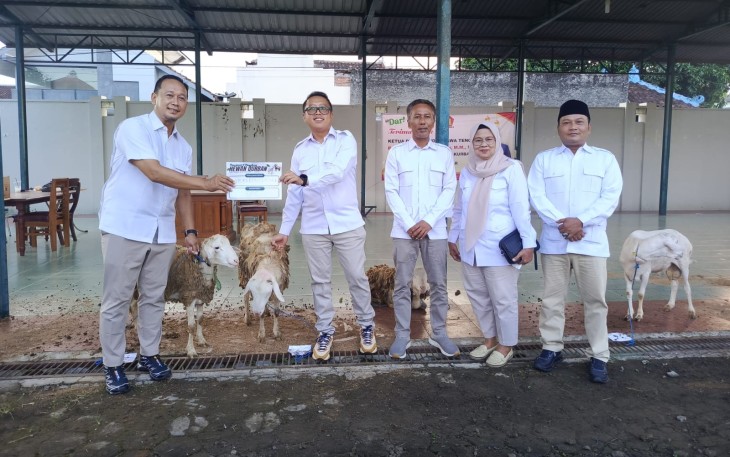 Adhe Eliana pimpin persiapan penyaluran belasan kambing kurban bersama jajaran pengurus DPC Gerindra Karanganyar, Minggu (24/5/2026)